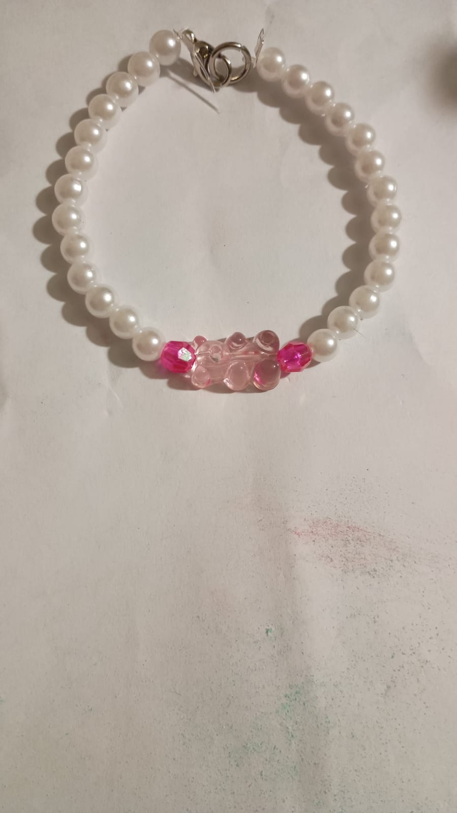 Pulsera de cuentas blancas con un osito rosa y detalles fucsias